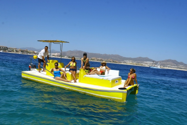  在公海享受日光浴